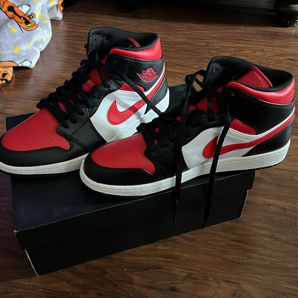Men’s Air Jordan 1 Mid Black/Fire Red-white - Picture 6 of 9